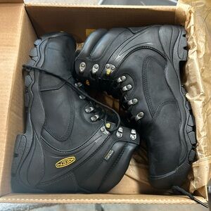 Keen men’s safety toe boots. steel toe new in box